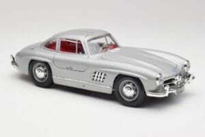 Mercedes 300 SL W198 Gullwing Silver Cinzento Bburago 1:18 3513 Metal - imagem 6 de 8
