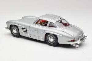 Mercedes 300 SL W198 Gullwing Silver Cinzento Bburago 1:18 3513 Metal - imagem 7 de 8