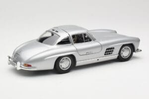 Mercedes 300 SL W198 Gullwing Prateado Minichamps 1:18 110037210 Metal - imagem 3 de 8