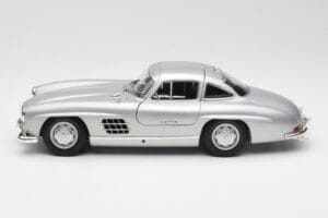 Mercedes 300 SL W198 Gullwing Prateado Minichamps 1:18 110037210 Metal - imagem 4 de 8