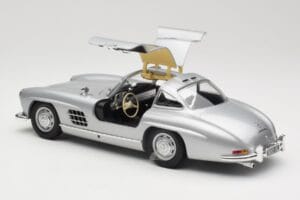 Mercedes 300 SL W198 Gullwing Prateado Minichamps 1:18 110037210 Metal - imagem 5 de 8