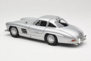 Mercedes 300 SL W198 Gullwing Prateado Minichamps 1:18 110037210 Metal - imagem 7 de 8
