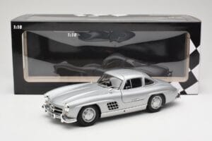 Mercedes 300 SL W198 Gullwing Prateado Minichamps 1:18 110037210 Metal - imagem 8 de 8