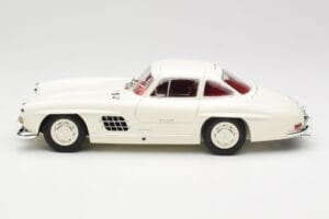 Mercedes 300 SL W198 Branco Minichamps 1:18 180039006 Metal - imagem 4 de 8