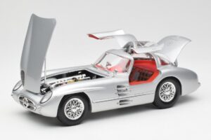 Mercedes 300 SLR Uhlenhaut Coupé Prateado Maisto 1:18 536898 Metal - imagem 2 de 8