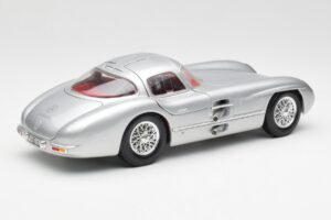Mercedes 300 SLR Uhlenhaut Coupé Prateado Maisto 1:18 536898 Metal - imagem 3 de 8