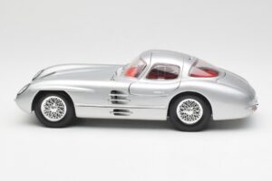 Mercedes 300 SLR Uhlenhaut Coupé Prateado Maisto 1:18 536898 Metal - imagem 4 de 8
