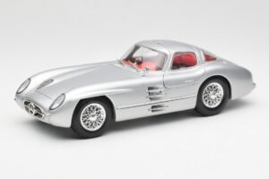 Mercedes 300 SLR Uhlenhaut Coupé Prateado Maisto 1:18 536898 Metal
