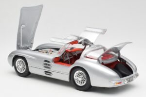 Mercedes 300 SLR Uhlenhaut Coupé Prateado Maisto 1:18 536898 Metal - imagem 5 de 8