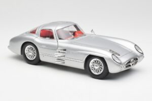 Mercedes 300 SLR Uhlenhaut Coupé Prateado Maisto 1:18 536898 Metal - imagem 6 de 8