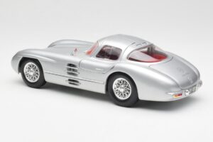 Mercedes 300 SLR Uhlenhaut Coupé Prateado Maisto 1:18 536898 Metal - imagem 7 de 8