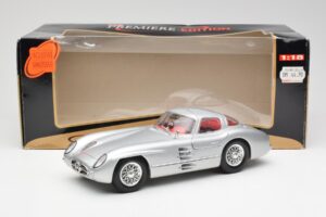 Mercedes 300 SLR Uhlenhaut Coupé Prateado Maisto 1:18 536898 Metal - imagem 8 de 8