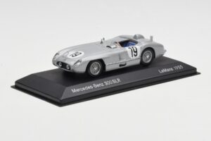Mercedes 300 SLR #19 J.M. Fangio / S. Moss 24 Hours of Le Mans 1955 Minichamps 1:43 B66040253 Metal - imagem 2 de 4