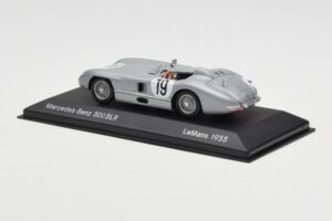 Mercedes 300 SLR #19 J.M. Fangio / S. Moss 24 Hours of Le Mans 1955 Minichamps 1:43 B66040253 Metal - imagem 3 de 4