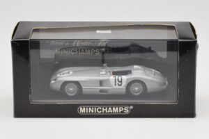 Mercedes 300 SLR #19 J.M. Fangio / S. Moss 24 Hours of Le Mans 1955 Minichamps 1:43 B66040253 Metal - imagem 4 de 4