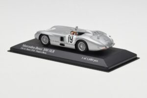 Mercedes 300 SLR #19 P. Levegh / J. Fitch 24 Hours of Le Mans 1955 Minichamps 1:43 432553000 Metal - imagem 3 de 4