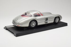 Mercedes 300 SLR Prata Revell 1:12 08851 Metal - imagem 3 de 8