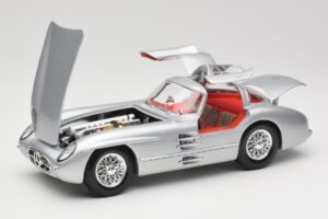 Mercedes 300 SLR Uhlenhaut Coupe Prateado Maisto 1:18 36898 Metal - imagem 2 de 8