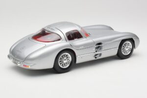 Mercedes 300 SLR Uhlenhaut Coupe Prateado Maisto 1:18 36898 Metal - imagem 3 de 8