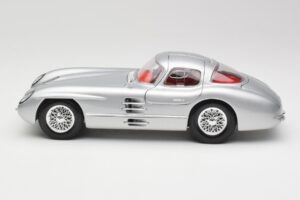 Mercedes 300 SLR Uhlenhaut Coupe Prateado Maisto 1:18 36898 Metal - imagem 4 de 8