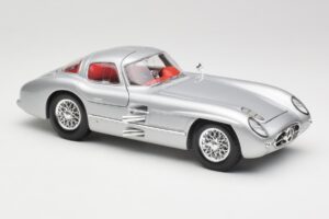 Mercedes 300 SLR Uhlenhaut Coupe Prateado Maisto 1:18 36898 Metal - imagem 6 de 8