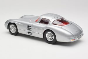Mercedes 300 SLR Uhlenhaut Coupe Prateado Maisto 1:18 36898 Metal - imagem 7 de 8