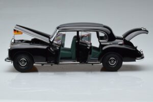 Mercedes 300 W186 Konrad Adenauer Norev 1:18 183707 Metal - imagem 4 de 9