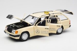Mercedes 300D S124 T-Model Marfim Claro Taxi Edição Dealer Norev 1:18 B66040702 Metal - imagem 2 de 8