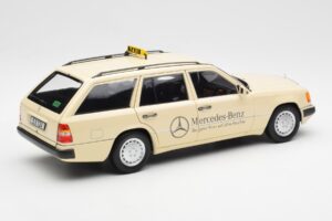 Mercedes 300D S124 T-Model Marfim Claro Taxi Edição Dealer Norev 1:18 B66040702 Metal - imagem 3 de 8