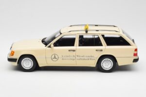 Mercedes 300D S124 T-Model Marfim Claro Taxi Edição Dealer Norev 1:18 B66040702 Metal - imagem 4 de 8