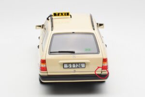 Mercedes 300D S124 T-Model Marfim Claro Taxi Edição Dealer Norev 1:18 B66040702 Metal - imagem 8 de 8