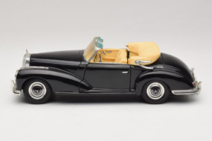 Mercedes 300S Preto Maisto 1:18 52116-P1 Metal - imagem 4 de 8