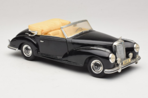 Mercedes 300S Preto Maisto 1:18 52116-P1 Metal - imagem 6 de 8