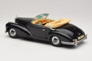 Mercedes 300S Preto Maisto 1:18 52116-P1 Metal - imagem 7 de 8
