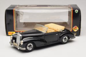 Mercedes 300S Preto Maisto 1:18 52116-P1 Metal - imagem 8 de 8