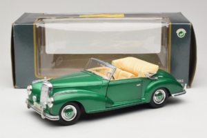 Mercedes 300S Cabriolet Green Metallic Maisto 1:18 52116 Metal - imagem 7 de 7