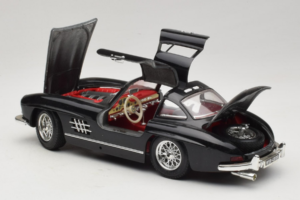Mercedes 300SL Preto Bburago 1:18 3015-M3 Metal - imagem 5 de 8