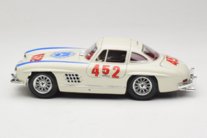 Mercedes 300SL #452 Mille Miglia 1955 Branco Bburago 1:18 3015-M2 Metal - imagem 4 de 8