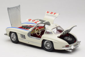 Mercedes 300SL #452 Mille Miglia 1955 Branco Bburago 1:18 3015-M2 Metal - imagem 5 de 8