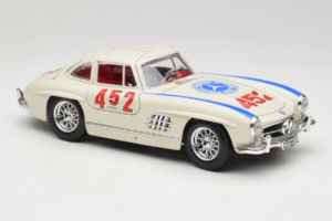 Mercedes 300SL #452 Mille Miglia 1955 Branco Bburago 1:18 3015-M2 Metal - imagem 6 de 8