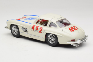 Mercedes 300SL #452 Mille Miglia 1955 Branco Bburago 1:18 3015-M2 Metal - imagem 7 de 8