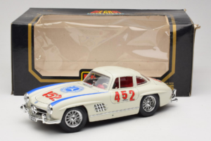 Mercedes 300SL #452 Mille Miglia 1955 Branco Bburago 1:18 3015-M2 Metal - imagem 8 de 8