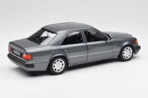 Mercedes 500 E W124 Pearl Cinzento Norev 1:18 183946 Metal - imagem 3 de 8