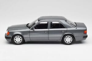 Mercedes 500 E W124 Pearl Cinzento Norev 1:18 183946 Metal - imagem 4 de 8