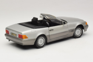 Mercedes SL 500 R129 Prata Revell 1:18 8801-P1 Metal - imagem 3 de 8
