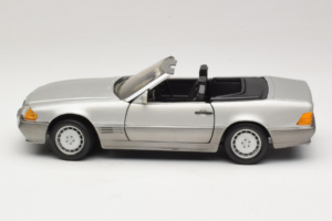 Mercedes SL 500 R129 Prata Revell 1:18 8801-P1 Metal - imagem 4 de 8