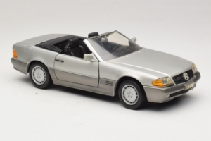 Mercedes SL 500 R129 Prata Revell 1:18 8801-P1 Metal - imagem 6 de 8