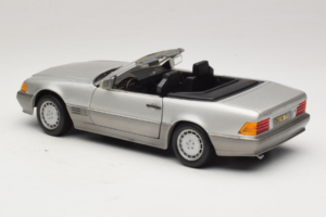 Mercedes SL 500 R129 Prata Revell 1:18 8801-P1 Metal - imagem 7 de 8