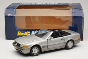 Mercedes SL 500 R129 Prata Revell 1:18 8801-P1 Metal - imagem 8 de 8