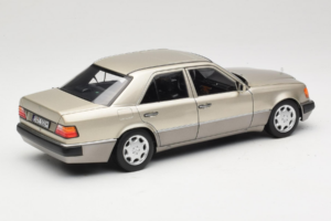 Mercedes 500E W124 Smoke Silver Edição Concessionário Norev 1:18 B66040724 Metal - imagem 3 de 8